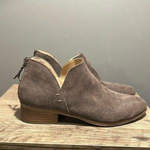 Reaction Kenneth Cole Side Skip taupe grey suede leather booties size 10